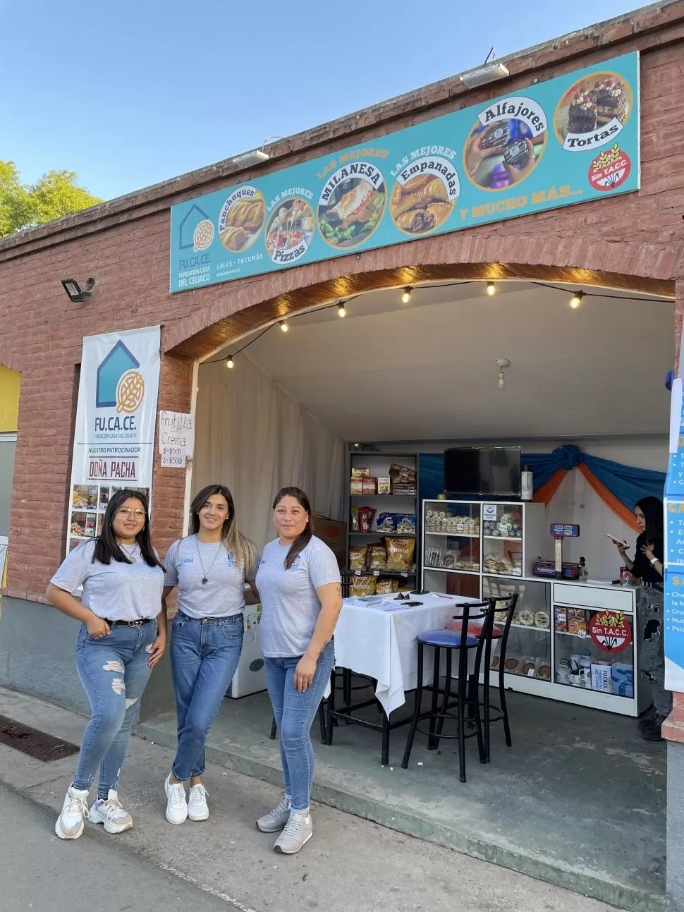 EL EQUIPO EN LA EXPO. La chef Leguizamón (centro) y dos colaboradoras en el stand. 