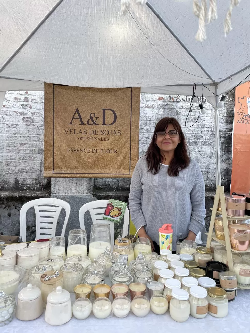 EMPRENDEDORA TODOTERRENO. Alejandra Ruoti con su puesto de velas de cera de soja y perfumes. LA GACETA 