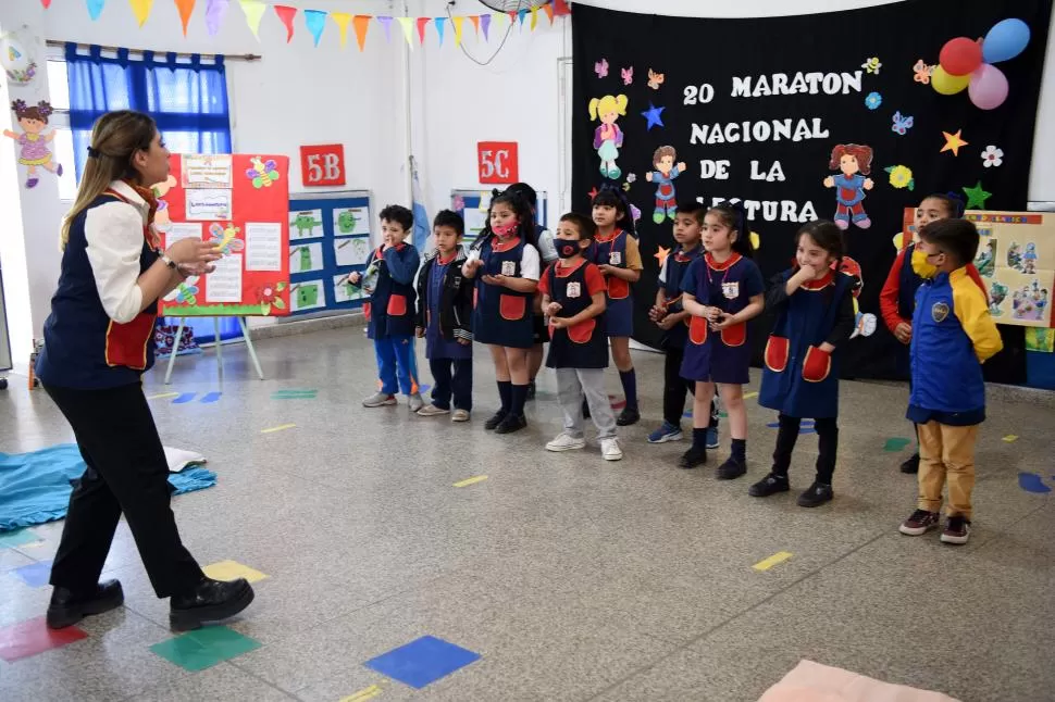 REPRESENTACIÓN. Los niños de la sala de 5 años, guiados por la seño, interpretaron la poesía “Escuela de Ratones”, de María Elena Walsh. la gaceta / fotos de josé nuno