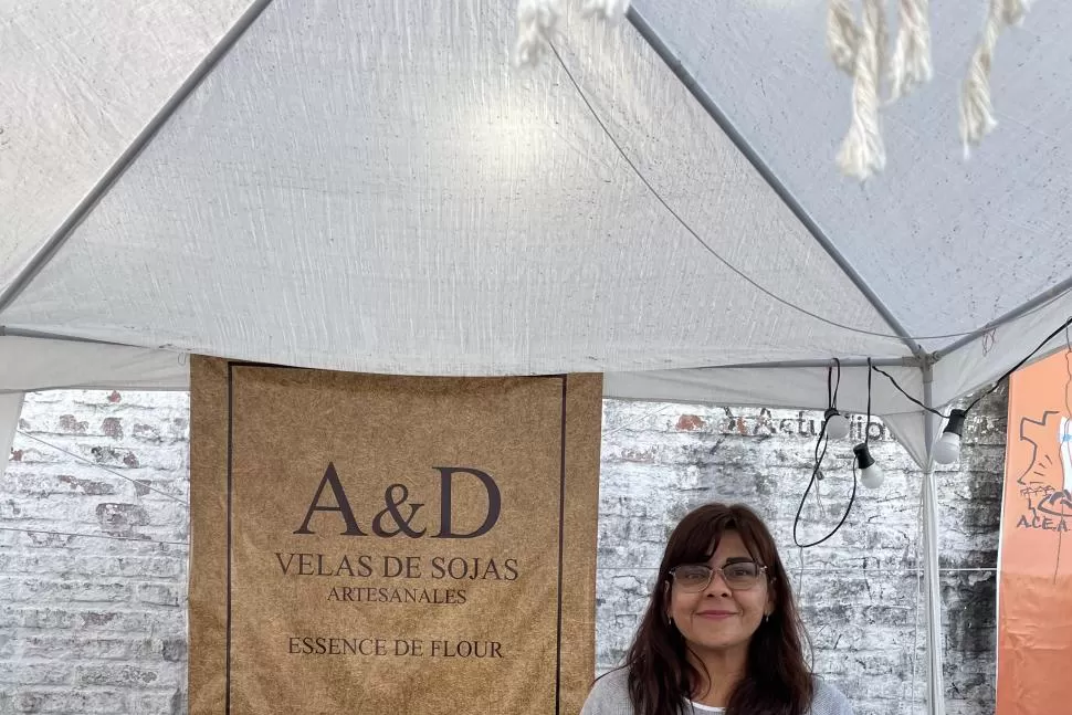 EMPRENDEDORA TODOTERRENO. Alejandra Ruoti con su puesto de velas de cera de soja y perfumes. LA GACETA 