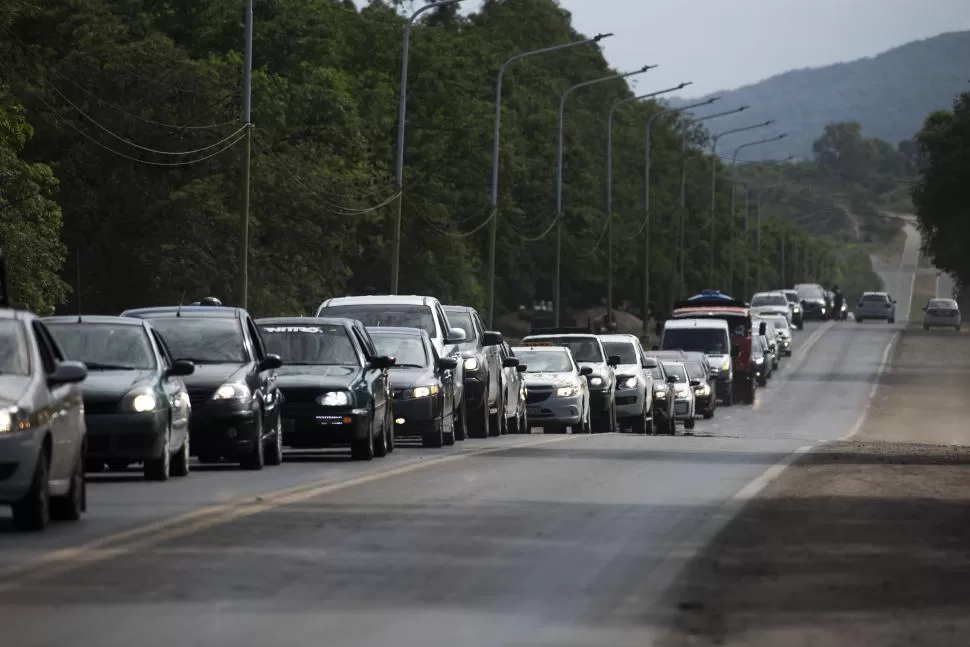 UN PELIGRO. Quienes recorren en bici la ruta a El Cadillal carecen de protección. “El camino no presenta alternativas para los ciclistas”, advierten.  