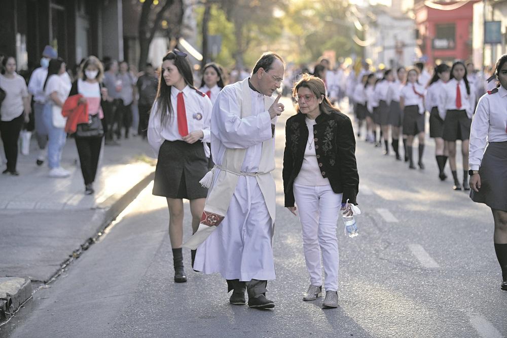 EN PROCESIÓN. Algunos sacerdotes confesaron durante la peregrinación.