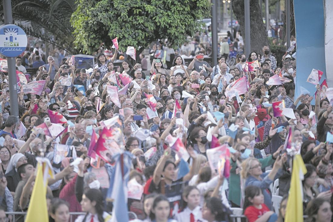 UNA POSTAL. Durante toda la caravana, los fieles acompañaron a la Virgen con pañuelos y con banderas en alto.