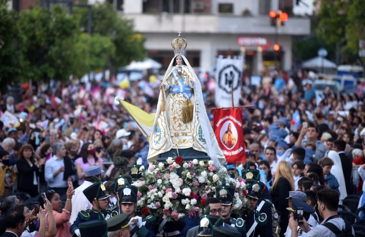 VIRGEN DE LA MERCED. Miles de tucumanos participaron de la procesión. Foto de LA GACETA / Inés Quinteros Orio