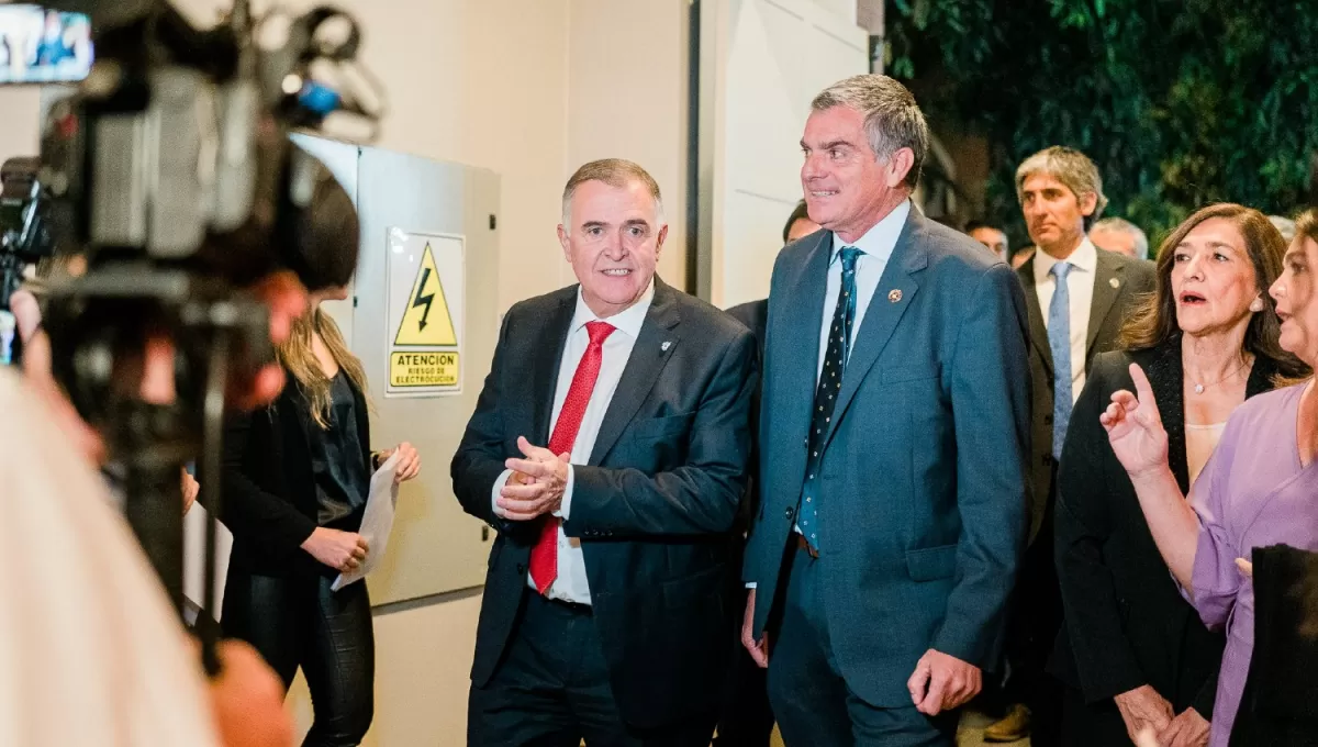 EN LA EXPO. El presidente de la Sociedad Rural de Tucumán, Sebastián Murga, junto al gobernador interino, Osvaldo Jaldo.