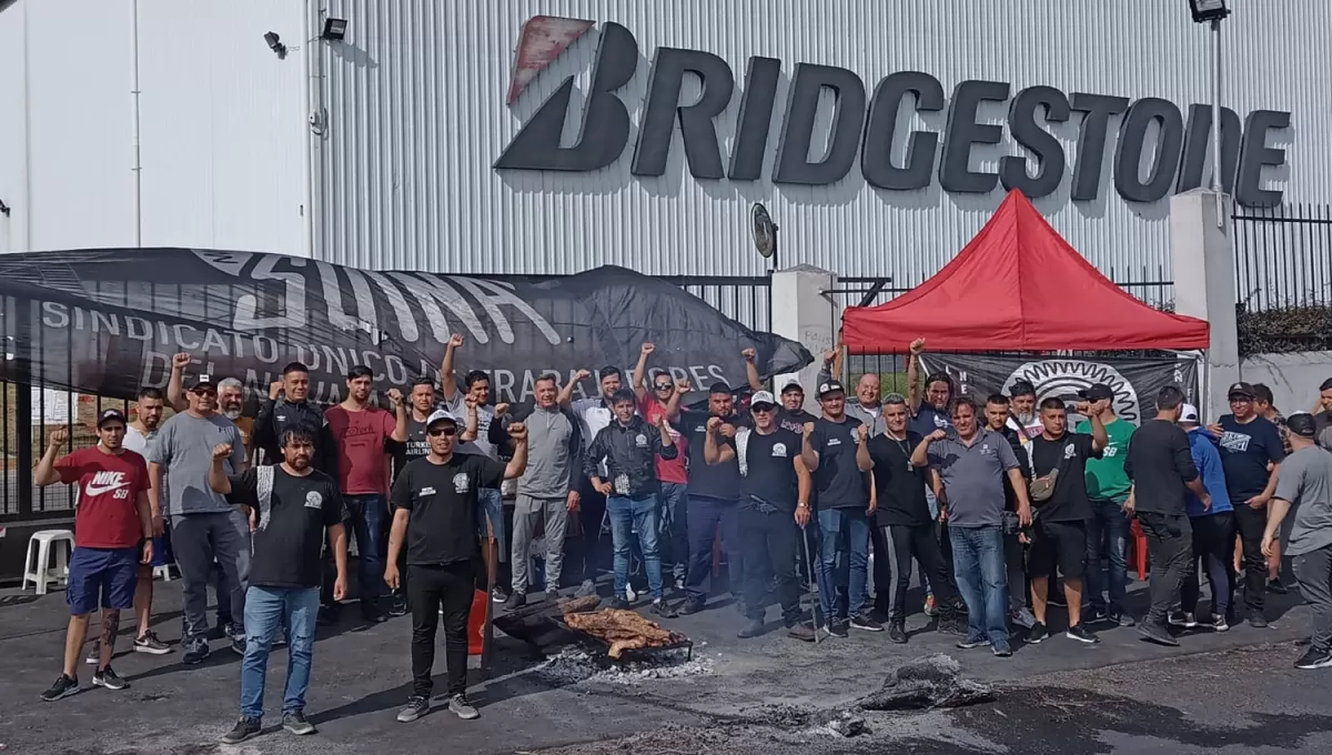 EN LUCHA. Trabajadores nucleados por Sutna, durante un bloque a la planta de Bridgestone. 