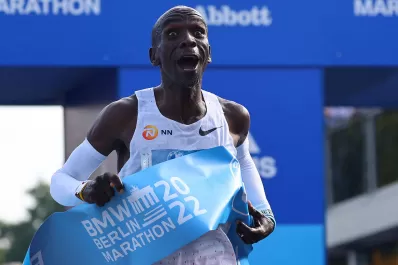 Eliud Kipchoge destruyó su propio récord mundial de maratón en Berlín