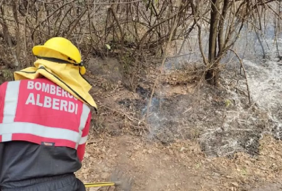 Bomberos siguen combatiendo un incendio en la comuna de Yanima