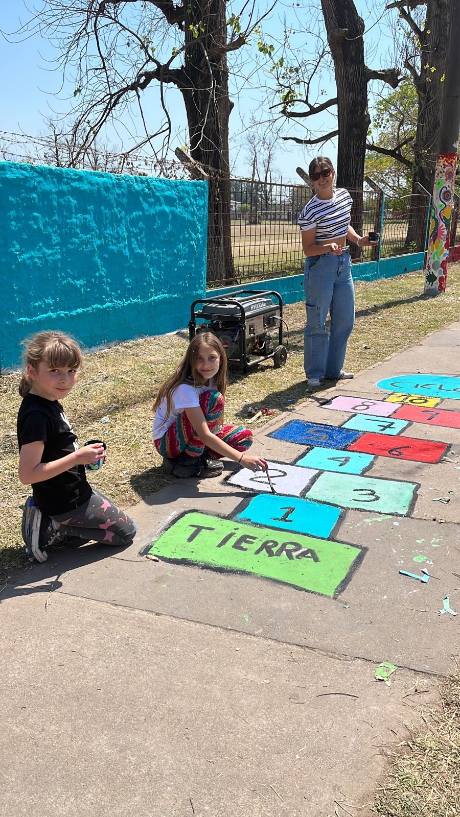 ¡A JUGAR! Las niñas pintaron una rayuela en la vereda del CEF 18.