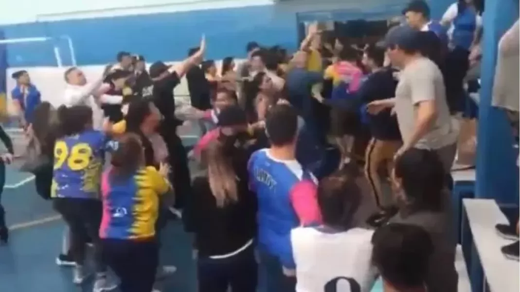 Video: un hombre agredió a una jugadora en un partido de futsal y desató una batalla campal