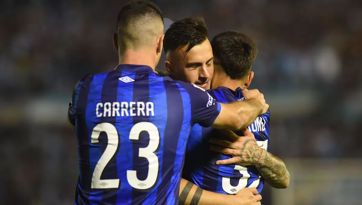 SIEMPRE RINDE. Ramiro Carrera pelea la pelota ante la marca de Fernando Zuqui, Leonardo Godoy y Manuel Castro. El volante tuvo un gran partido ante el “Pincha”. 