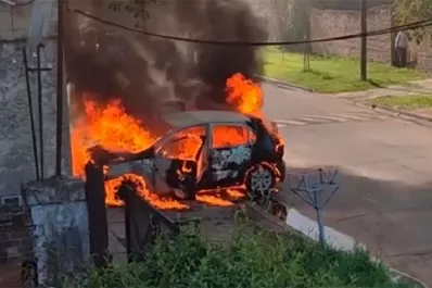 Con su beba en brazos, una mujer le prendió fuego el auto a su expareja