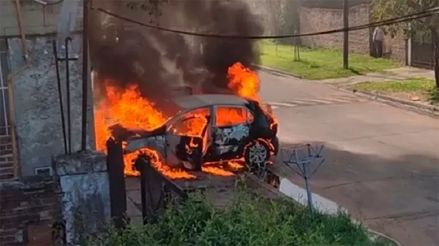 Con su beba en brazos, una mujer le prendió fuego el auto a su expareja