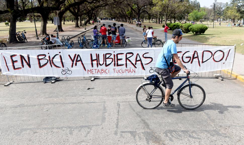 SOBRE LA FRASE. Esta se emplea en varios países para militar la causa.