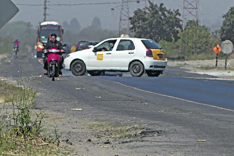 BANQUINA PELIGROSA. Los baches pueden dar lugar a accidentes