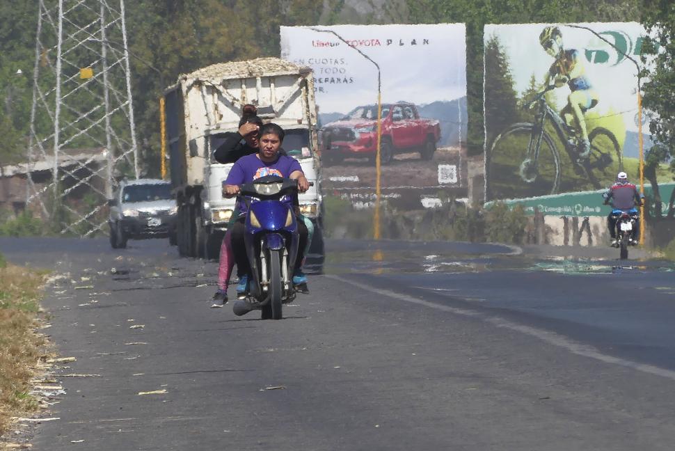 TRÁNSITO INTENSO. La calzada concentra todo tipo de vehículos y en cantidad.