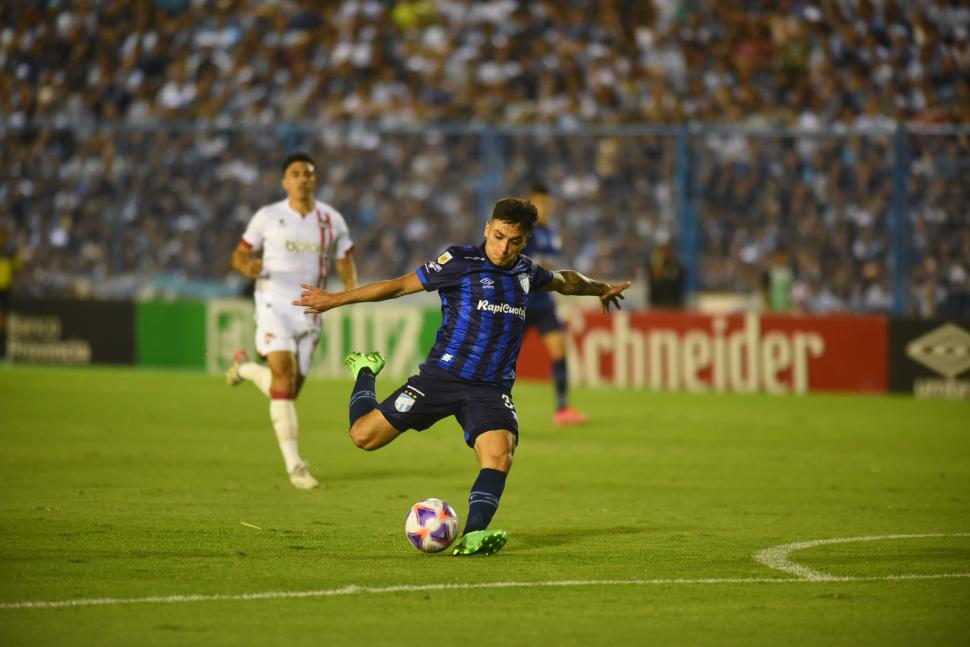 FIGURA. Mateo Coronel fue clave en los tres goles del triunfo ante Estudiantes.