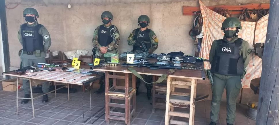 PRUEBAS. Los gendarmes con los elementos secuestrados a la banda que estaba integrada por policías.  