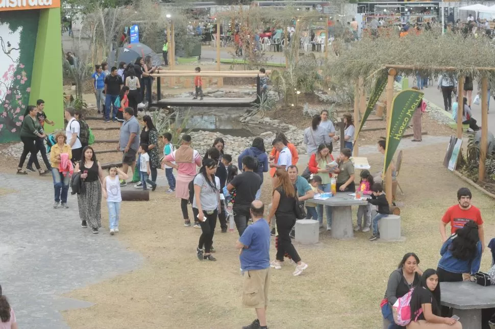 VISITA Y DESCANSO. Todos los visitantes de la Expo Tucumán pasaron por el predio donde se mostraban las bellezas de Horco Molle. También recorrieron los stand al aire libre donde las ofertas eran variadas.  