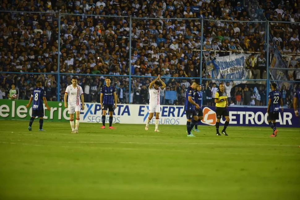 EMOCIONADO. Tras convertir el 1-1 Díaz, con lágrimas en sus ojos, pidió perdón.  