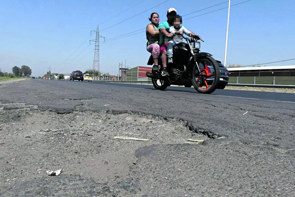 MANIOBRAS Y RIESGOS. Se ven pocos motociclistas con casco. 