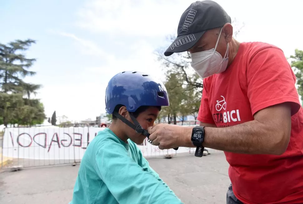 PARA NIÑOS Y ADULTOS. El alquiler de bicicletas contaba con alternativas para los más pequeños o grandes; siempre con el extra de un casco. 