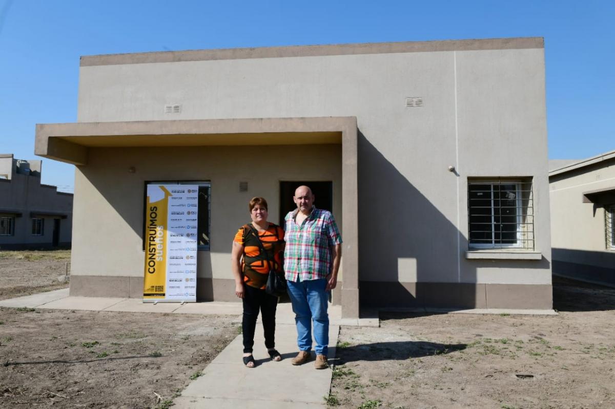 DOS BENEFICIADOS. Tienen vivienda propia. 