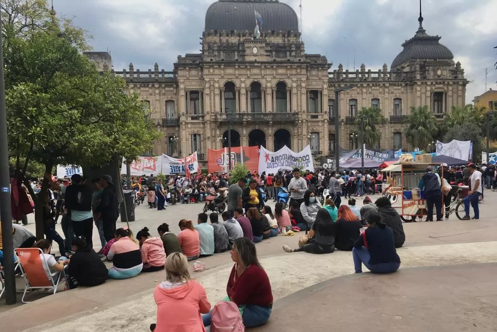 EN LA PLAZA INDEPENDENCIA. La marcha de Unidad Piquetera planea llegar hoy hasta  Casa de Gobierno. 