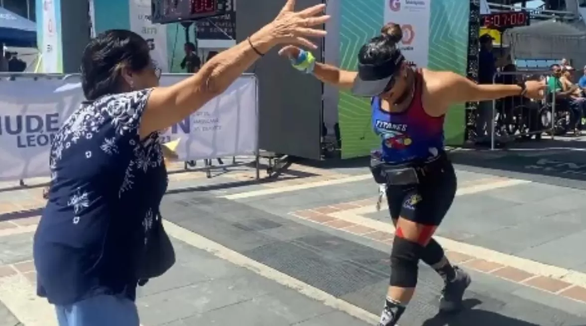 México: llegó última en la maratón y su madre la esperó con los brazos abiertos