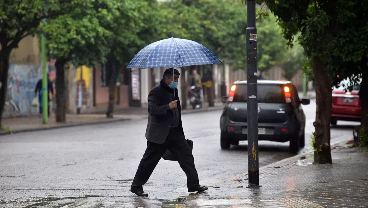 PREPARATE. El pronóstico anticipa una jornada lluviosa durante la tarde y la noche.