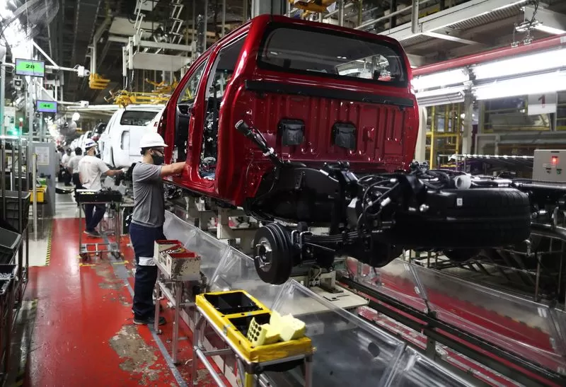 Trabajadores en la planta de ensamblaje de Toyota en Zárate, norte del Gran Buenos Aires, Argentina.