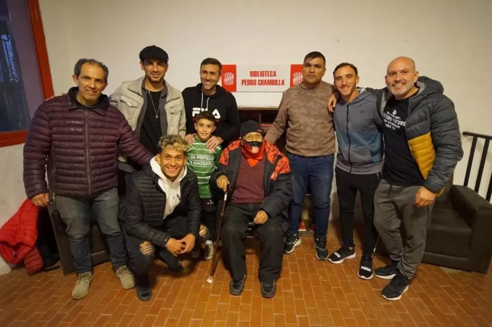 FELICES. Costa, Diarte, Larralde y Velárdez posan junto a Chambilla y los representantes de la Peña. Fotos Gentileza José Barchini