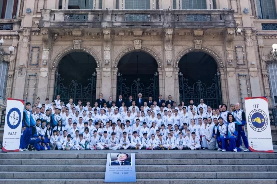 UNIDOS. Taekwondistas, entrenadores y autoridades en la Casa de Gobierno. Gentileza foto de Leo Chirieleison