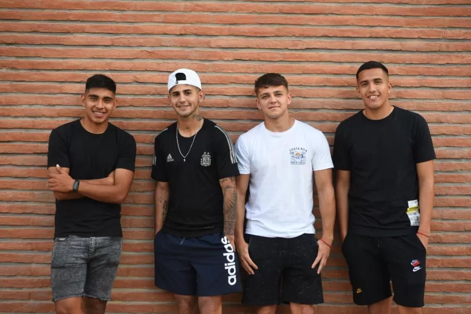 FESTEJO DE LOS “PIBES”. Agustín Lagos, Kevin Isa Luna, Ignacio Maestro Puch y Nicolás Romero, los más chicos del plantel, celebraron el gran presente del equipo. 