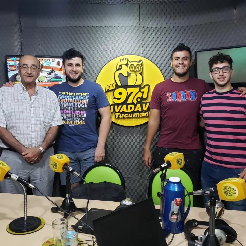 EQUIPO. Rubino (de camisa) junto a parte del staff del programa en los estudios de la radio en la que están todos los jueves. GENTILEZA GUILLERMO RUBINO