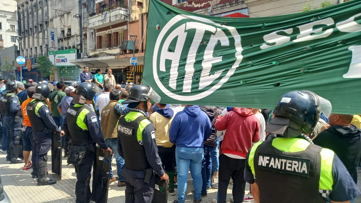 Operativo policial por la movilización hacia la Casa de Gobierno. Foto de LA GACETA / Por Analía Jaramillo