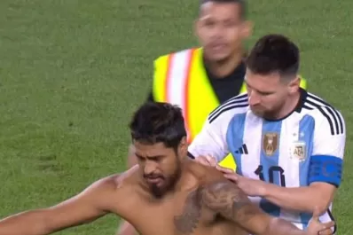 Video: cómo le quedó la firma de Leo Messi al hincha que entró a la cancha durante el partido con Jamaica
