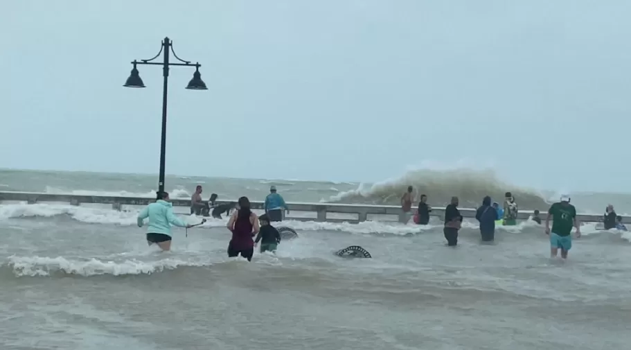 La gente se reúne en el muelle de Cayo Hueso cuando se acerca el huracán Ian, en Cayo Hueso, Florida.