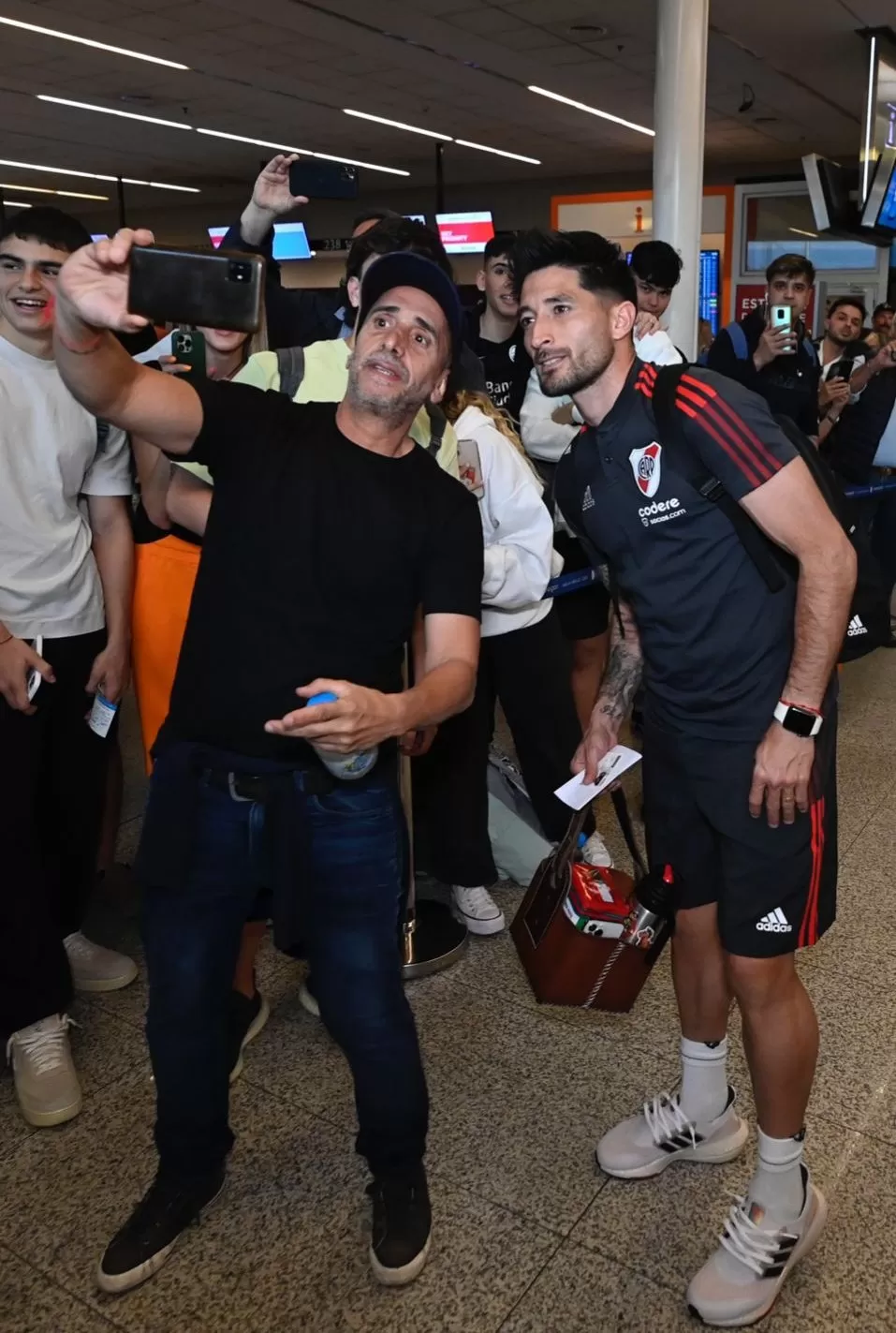 SELFIE. Marcelo Weigantd posa junto a los hinchas que los recibieron en Mendoza.  twitter @RiverPlate