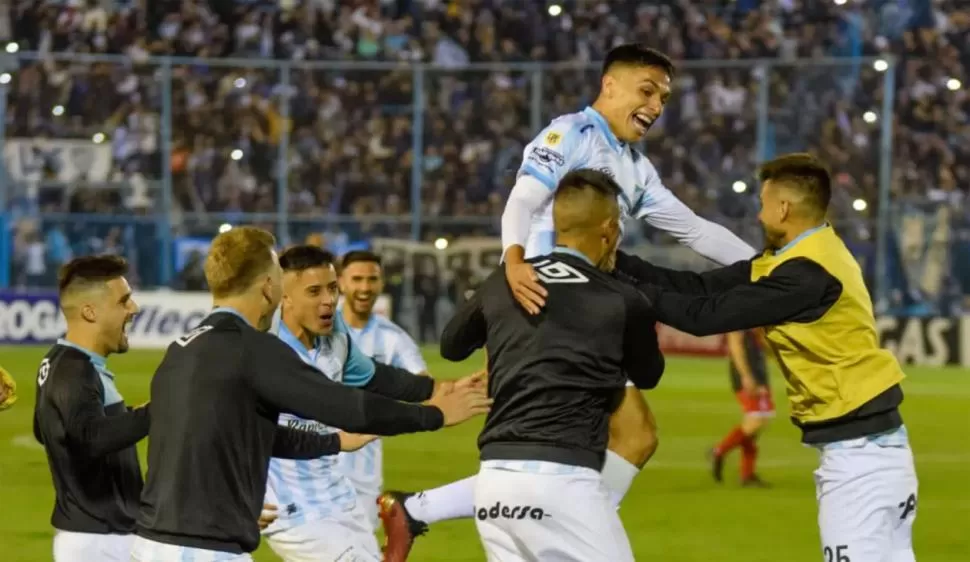 ALEGRÍA. Coronel festeja su gol récord junto a los suplentes. El delantero rompió una racha que data desde 1944. 