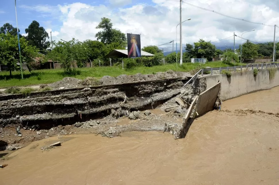 COMPLICADO. El Canal Maestro de Desagüe Sur, en la zona cercana a la desembocadura en el río Salí. 