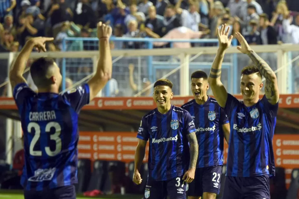 ILUSIONADOS. Carrera, Coronel (37), Lotti y Pereyra (22) sonríen luego del triunfo sobre Estudiantes. Mateo y Lotti tienen dos récords durante la actual Liga Profesional.