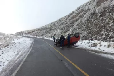 Un auto con dos personas a bordo volcó en la ruta 307, congelada por la nieve