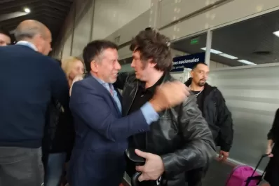 Milei llegó a Tucumán y fue recibido por Ricardo Bussi