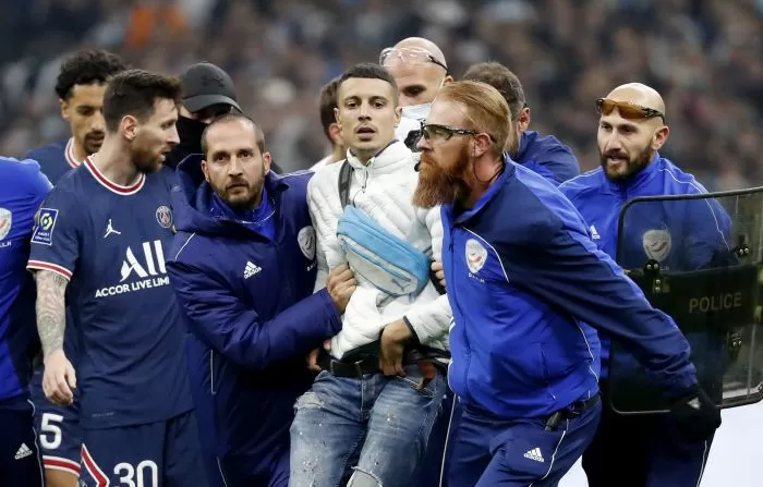 MESSIMANÍA. La veneración por el astro argentino no conoce de frnteras ni de lenguas. Los hinchas se exponen a multas y días de detención con tal de entrar a la cancha y abrazarlo o sacarle una foto, y los rivales suelen jugar un partido aparte para intercambiar su camiseta. 