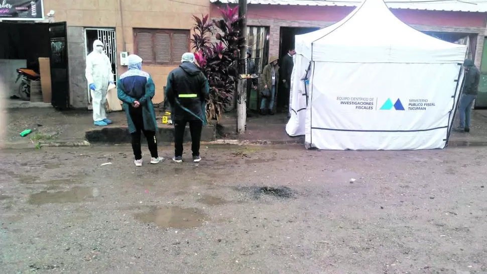 EN EL LUGAR DEL HECHO. Los profesionales del ECIF realizan las pericias en la cuadra del pasaje donde yacía Víctor Manuel Barraza. LA GACETA / FOTO DE INÉS QUINTEROS ORIO