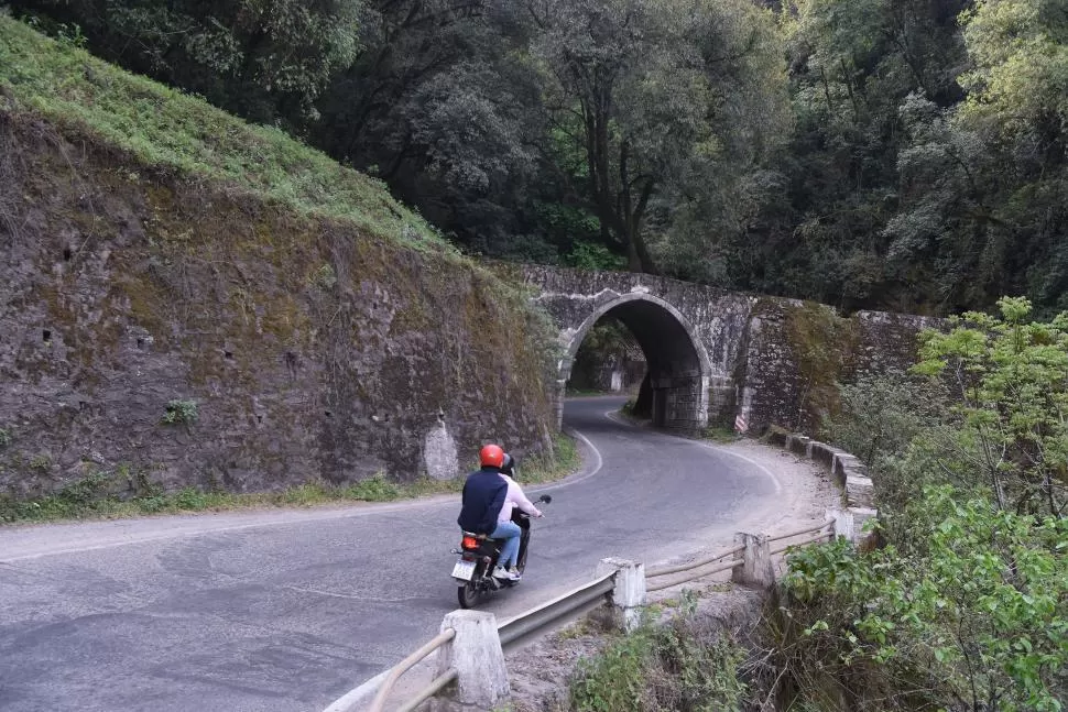 PUENTE DE OCHO DÉCADAS. El estribo de la derecha de la imagen es el que presenta mayores daños porque es el que soporta mayores presiones. 