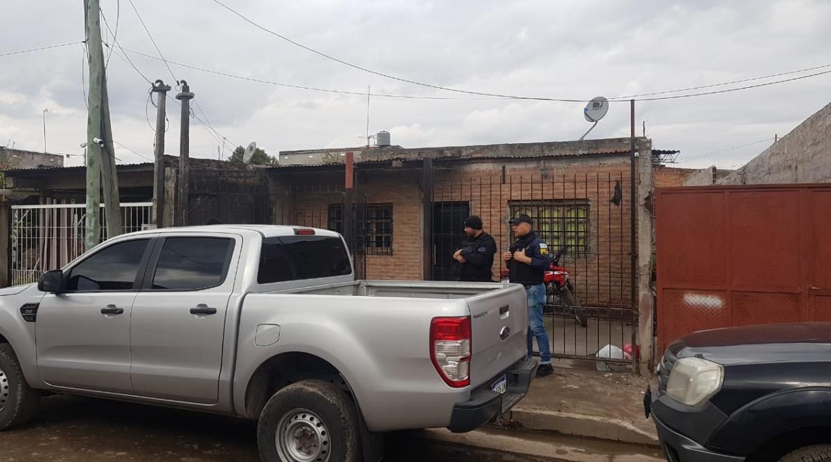 Los sorprendieron preparando alitas de mosca en una vivienda de Alderetes