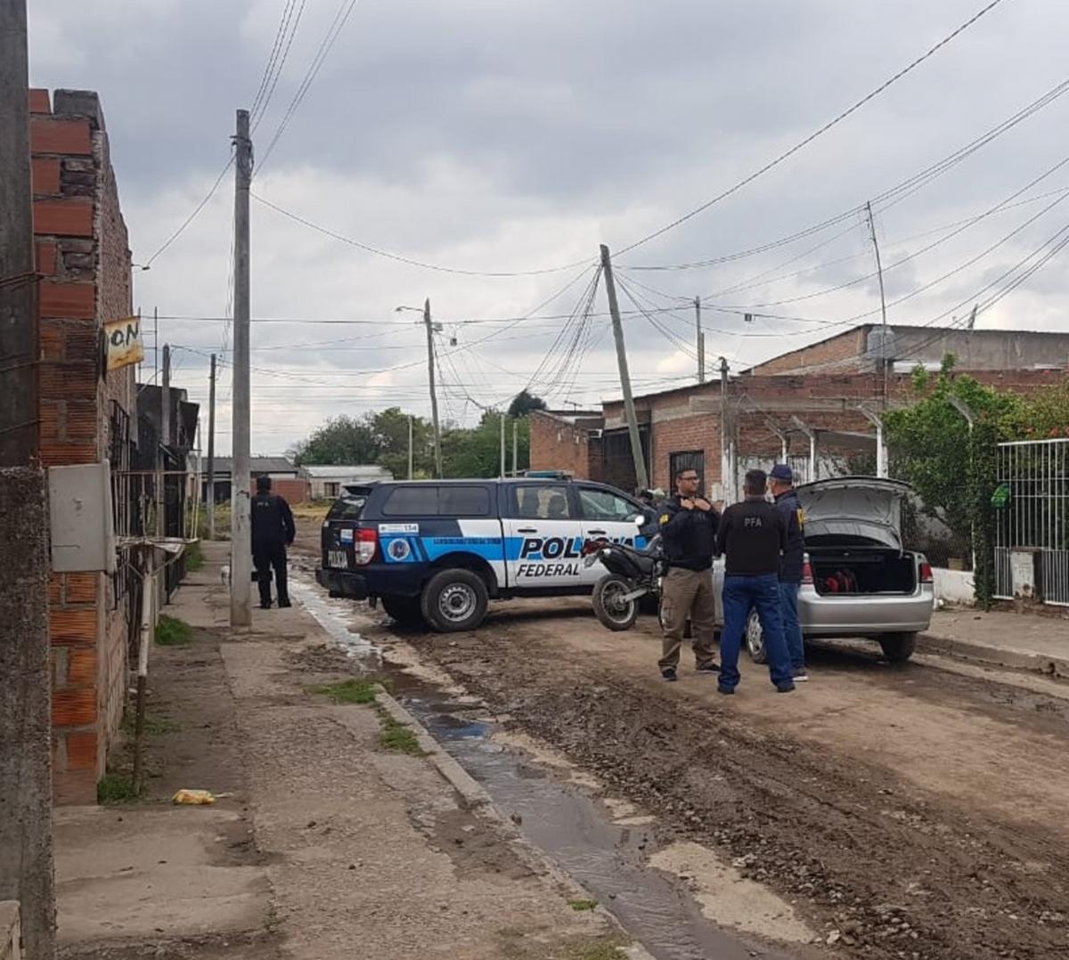 Los sorprendieron preparando alitas de mosca en una vivienda de Alderetes