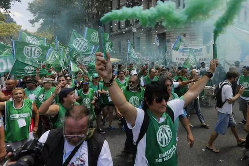 Los trabajadores estatales recibirán un bono de $30.000 a fin de año y cobrarán adelantado aumentos de 2023